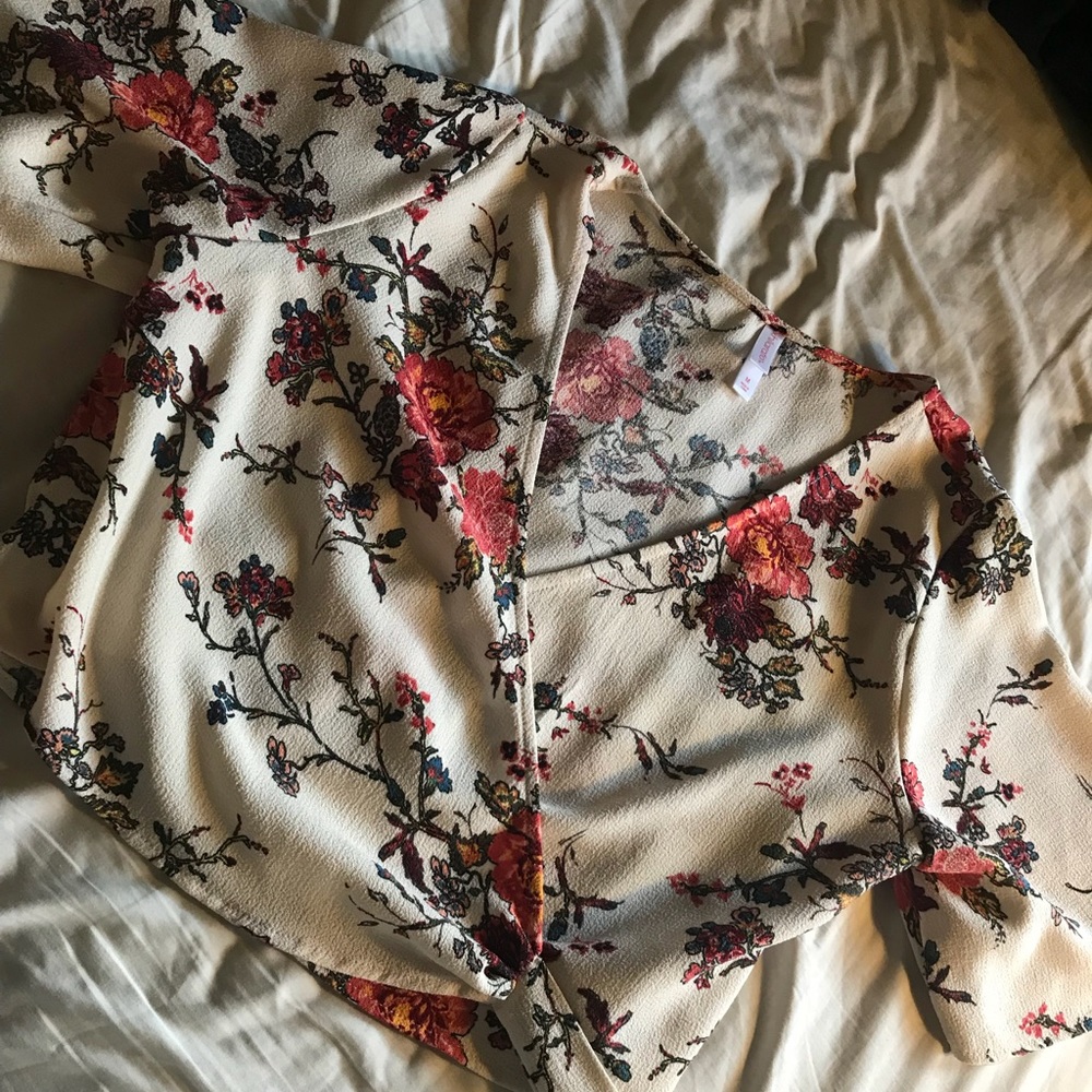 Gorgeous floral wrap top 😍